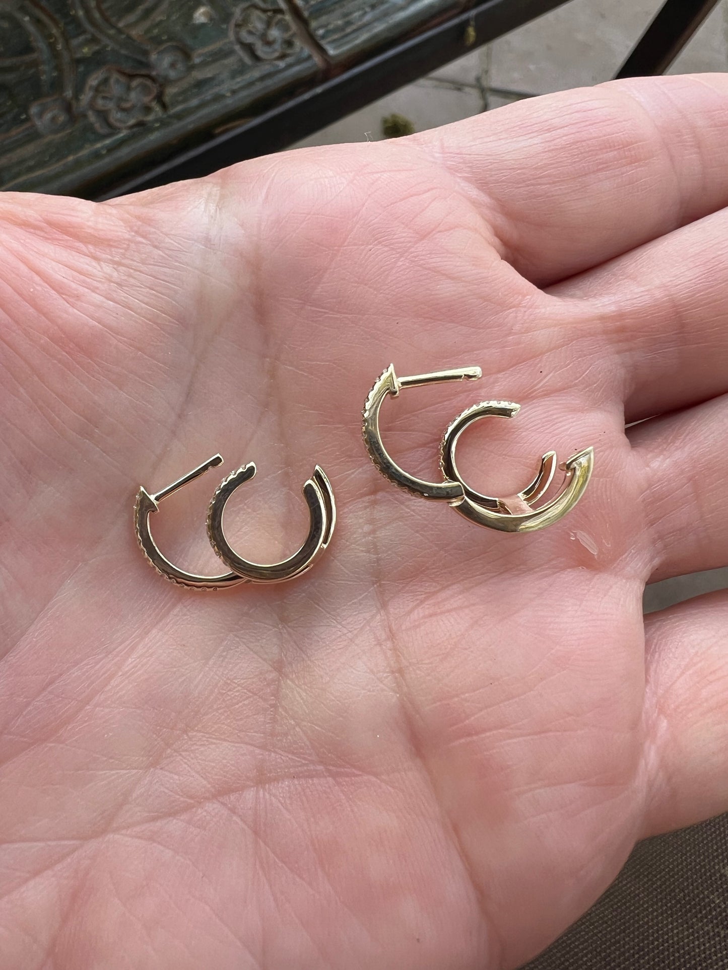 Pave diamond huggie with fixed lobe huggie