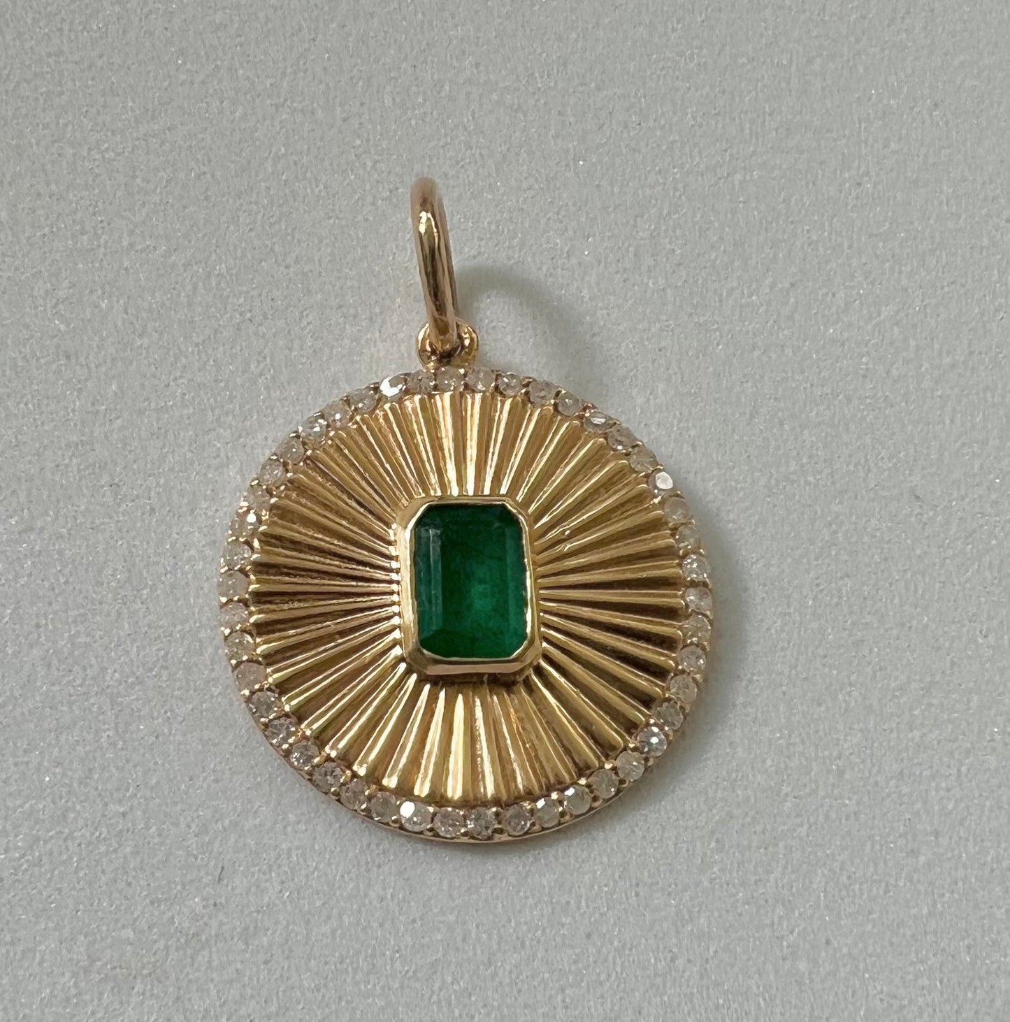 Gold, diamond and emerald round pendant