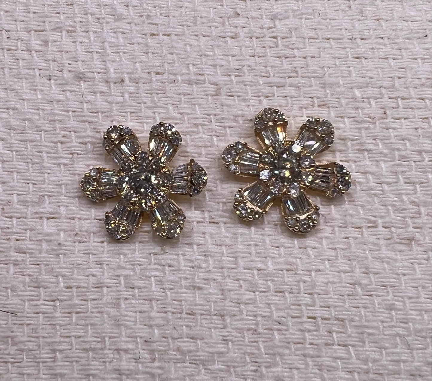 Flower illusion set diamond earring stud